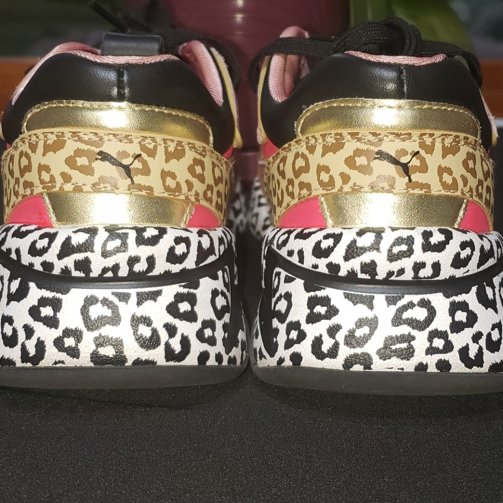 Women's Freakin cool lookin Pumas
